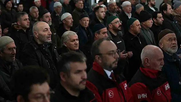 Bolu'da Depremde Hayatını Kaybedenler Dualarla Anıldı