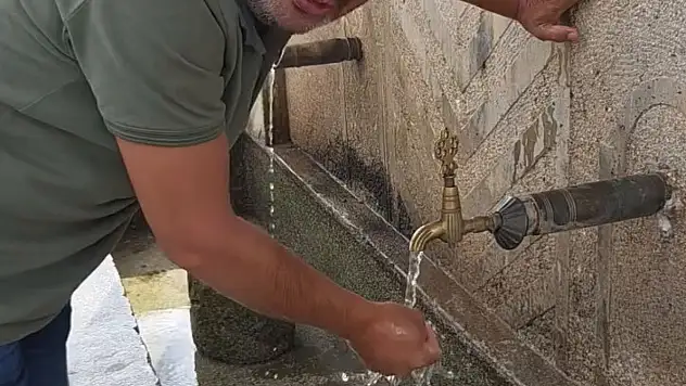 Bolu'da duyarlı vatandaş, hayvanların su içtiği yosunlu çeşmeyi temizledi