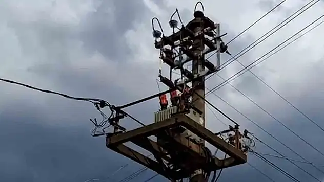 Bolu'da Elektrik Direğine Yıldırım Düştü