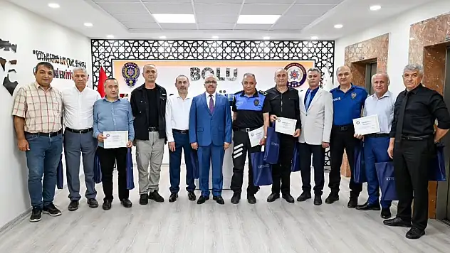 Bolu'da emekliye ayrılan polislere teşekkür belgesi