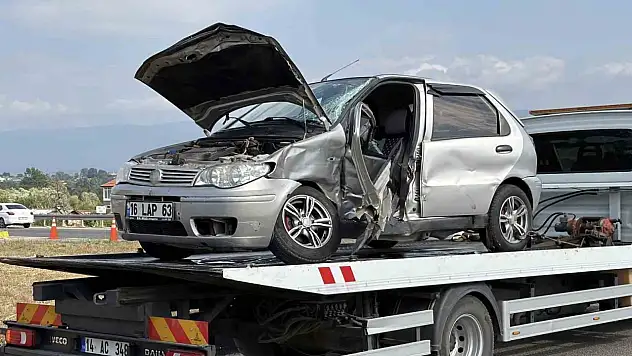 Bolu'da hafif ticari araç ile otomobil çarpıştı: 6 yaralı