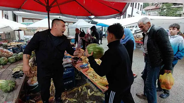 Bolu'da hayırsever esnaf 1 ton karpuzu 1 saatte ücretsiz dağıttı