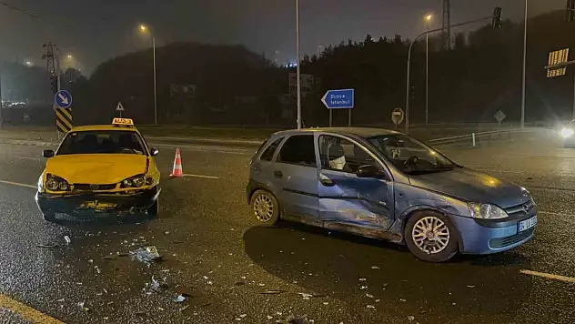 Bolu'da İki Otomobil Çarpıştı: 3 Yaralı