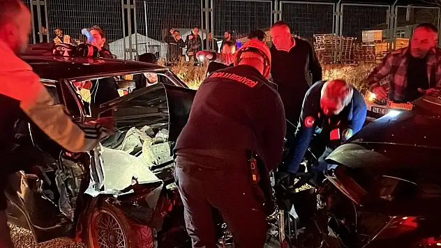 Bolu'da İki Otomobil Kafa Kafaya Çarpıştı: Sürücü Araçta Sıkıştı