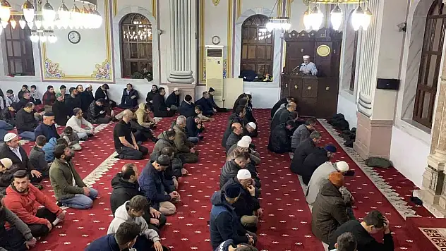 Bolu'da İlk Teravih Namazında Vatandaşlar Camilere Akın Etti
