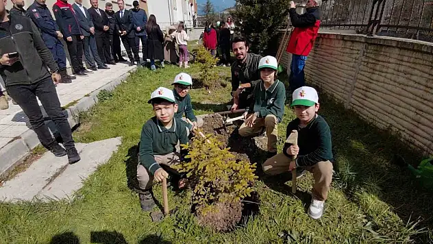 Bolu'da İlkokul Öğrencileri Fidan Dikti