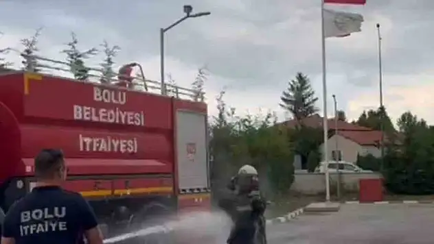 Bolu'da itfaiye stajının sonu sulu şakayla bitti