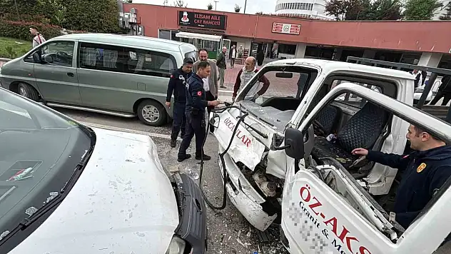 Kamyonet İle Hafif Ticari Araç Çarpıştı: 3 Yaralı