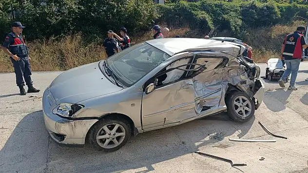 Bolu'da kamyon ile otomobil çarpıştı: 3 yaralı