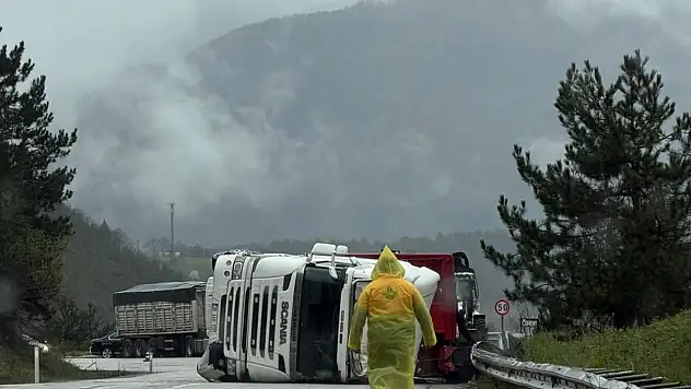 Bolu'da Kömür Yüklü Tır, Kayganlaşan Yolda Devrildi