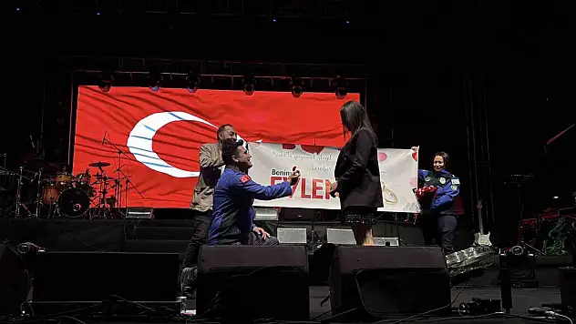 Bolu'da Konser Öncesi Sürpriz Evlilik Teklifi