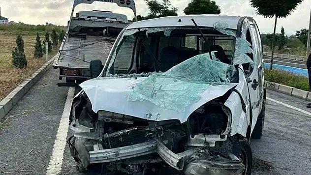 Bolu'da kontrolden çıkan hafif ticari araç devrildi: Sıkışan sürücüyü itfaiye kurtardı