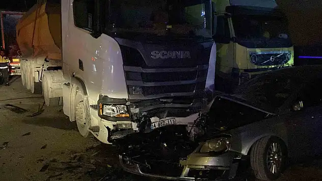 Kontrolden Çıktı, Park Halindeki 3 Araca Çarptı