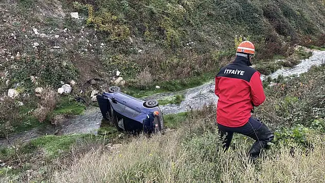 Otomobil, Dereye Uçtu: 2 Yaralı