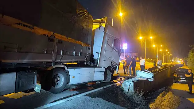 Bolu'da kontrolden çıkan tır bariyerlere çarptı