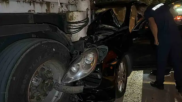 Bolu'da lüks SUV park halindeki tıra çarptı: 1 yaralı