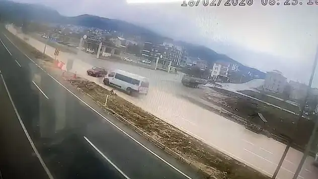 Bolu'da Minibüsle Çarpışan Otomobilin Sürücüsü Yaralandı