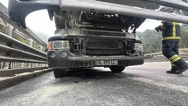 Bolu'da Kamyon Alev Aldı