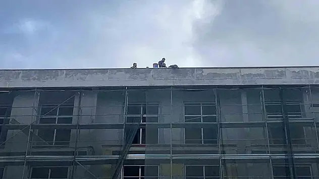 Bolu'da Okul İnşaatında İşçiler Parasını Alamayınca Çatıya Çıktı