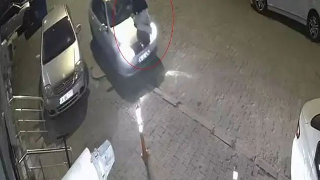Bolu'da otomobilin kaputunda yolculuk kamerada