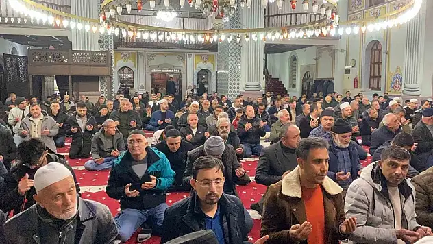 Bolu'da Regaip Kandili'nde Camiler Dolup Taştı