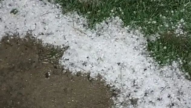 Bolu'da Sabaha Karşı Yağan Dolu Yeşil Alanları Beyaza Bürüdü