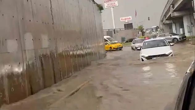 Bolu'da Sağanak Ve Dolu Sonrası İş Yerlerini Su Bastı