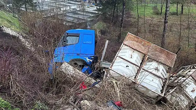 Bolu'da Tır Şarampole Devrildi!