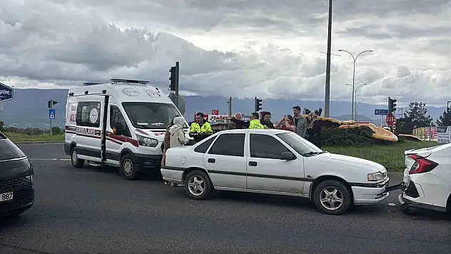 Bolu'da trafik ışıklarında bekleyen otomobile çarpan araçtaki 1 kişi yaralandı