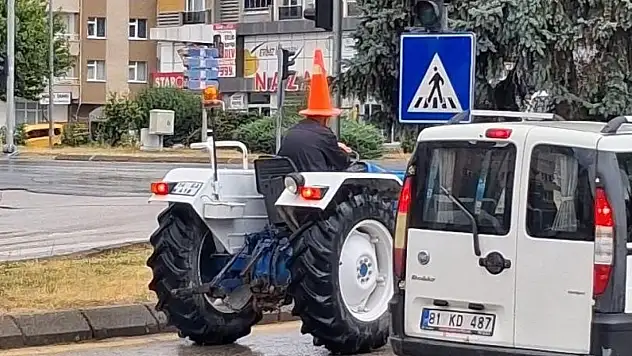 Bolu'da traktör sürücüsünden yağmura karşı 'dubalı' önlem