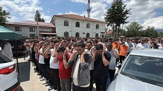 Bolu'da uçuruma yuvarlanan cipte hayatını kaybeden iki sevgili son yolculuklarına uğurlandı
