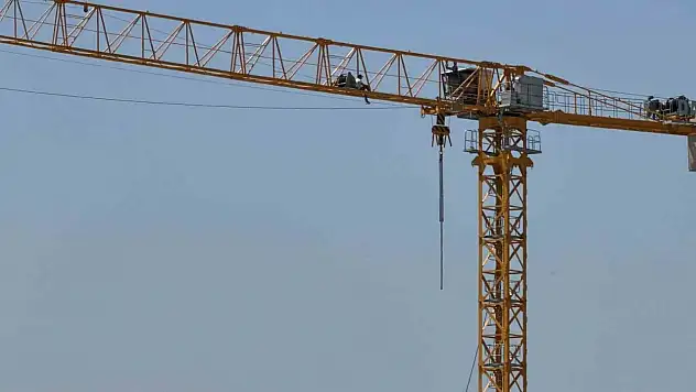 Bolu'da üniversitenin ek bina inşaatında maaş krizi: İşçi vince çıktı