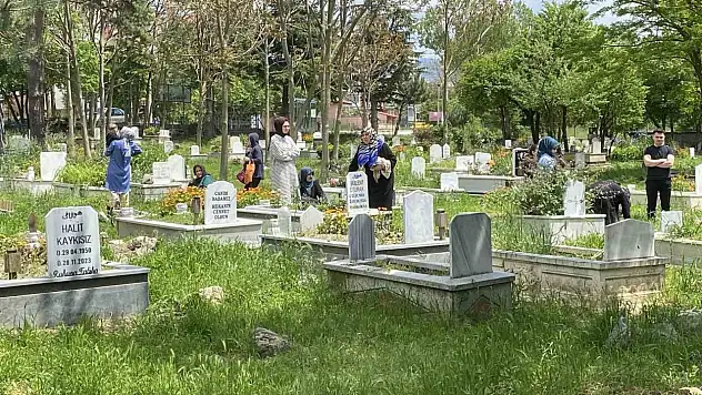 Bolu'da Vatandaşlar Arefe Günü Kabir Başında Dua Etti