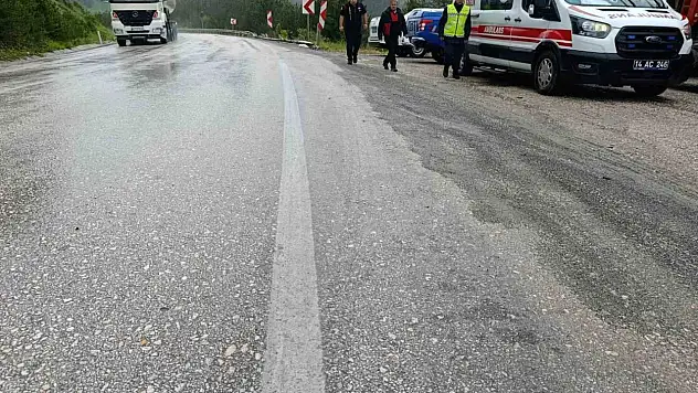 Bolu'da virajı alamayan hafif ticari araç yoldan çıktı: 3 yaralı