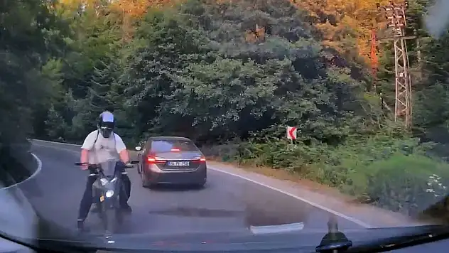 Bolu'da virajı alamayan motosiklet otomobile çarptı
