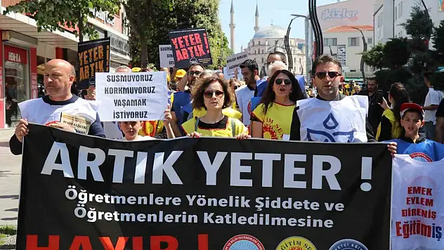 Bolu'da Yüzlerce Öğretmen, Öldürülen Meslektaşı için Yürüyüş Yaptı