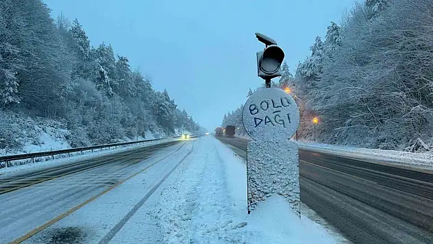 Bolu Dağı Geçişinde Aralıklarla Kar Yağışı Etkili Oluyor