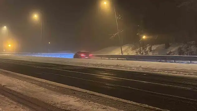 Bolu Dağı Geçişinde Kar Yağışı Başladı