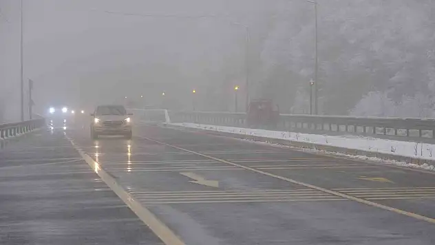 Bolu Dağı'nda Hafif Kar Yağışı ve Sis Etkili Oluyor: Görüş Mesafesi 30 Metre
