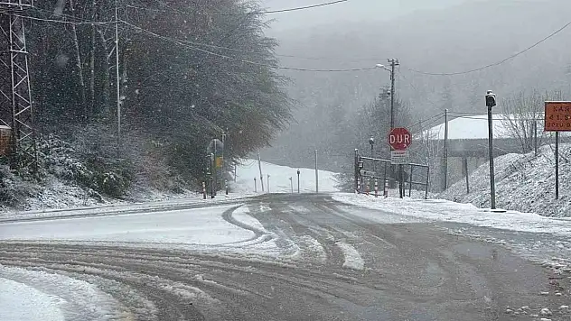 Bolu Dağı'nda Mayıs Ayında Kar Yağışı: Yollar Beyaza Büründü