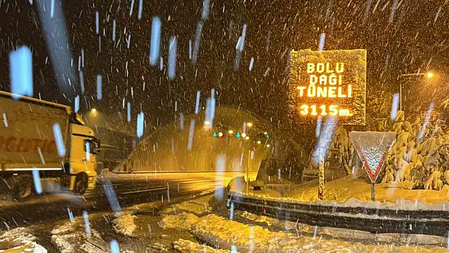 Bolu Dağı'nda Yoğun Kar Yağışı: Görüş Mesafesi 40 Metreye Düştü