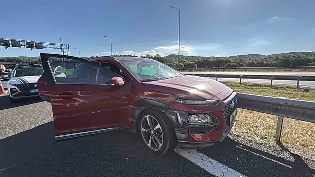 Bolu Dağı Tüneli girişinde otomobil bariyerden bariyere savruldu: 2 yaralı