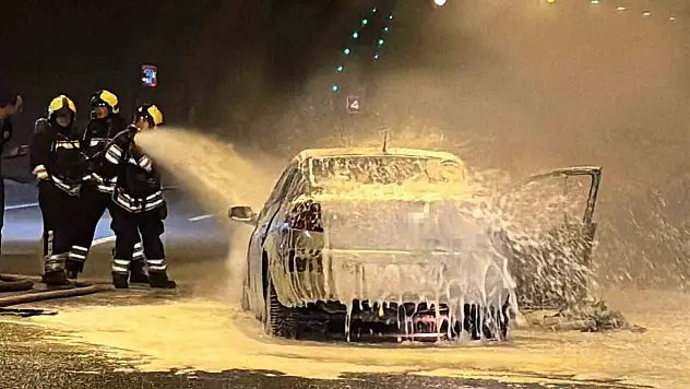 Bolu Dağı Tüneli'nde otomobil alev topuna döndü: Trafik kilitlendi