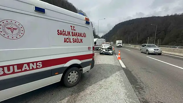 Bolu Dağı Tüneli'nde Otomobille Kamyonet Çarpıştı: 2'si Çocuk 4 Yaralı