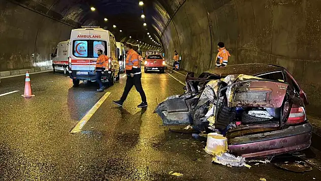 Bolu Dağı Tüneli'nde Tırla Çarpışan Otomobil Hurdaya Döndü: 5 Yaralı