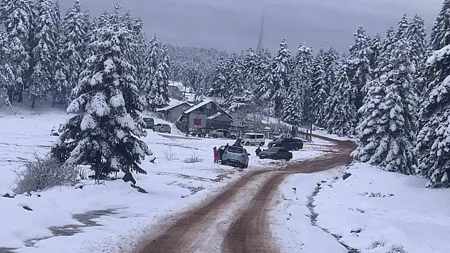 Bolu'da Ka Kalınlığı 10 Santimetreye Ulaştı