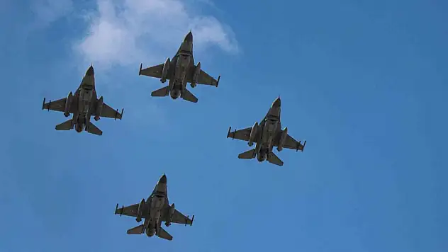 F-16 Uçakları Saygı Uçuşu Gerçekleştirdi