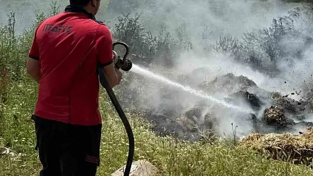 Boş arazideki atık samanlar alev aldı