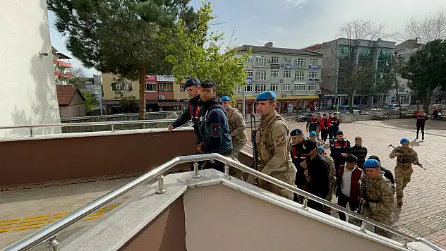 Boşanma aşamasındaki eşinin Kastamonulu sevgilisini öldüren koca ve 4 kişi adliyede