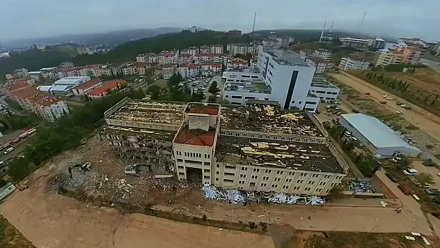 Boyabat'ta eski hastane binasının yıkımına başlandı